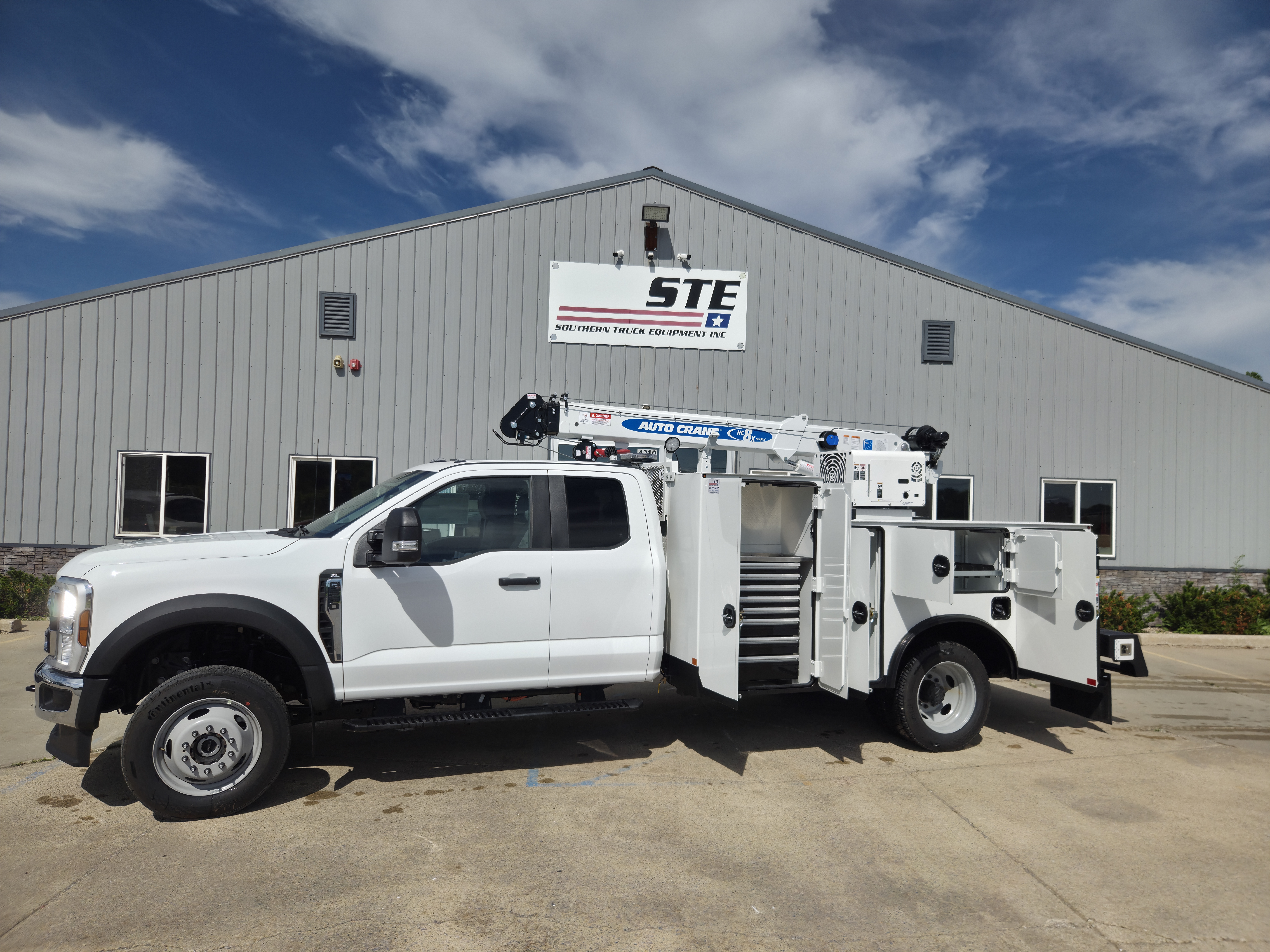 2026 Ford F-550 – Titan 38 - HC-8X - Image 2